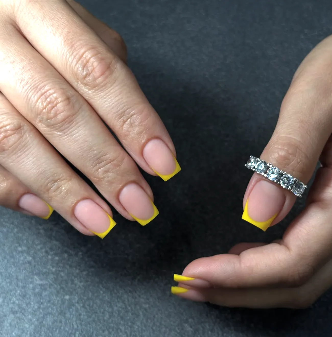 French jaune sur ongles carrés