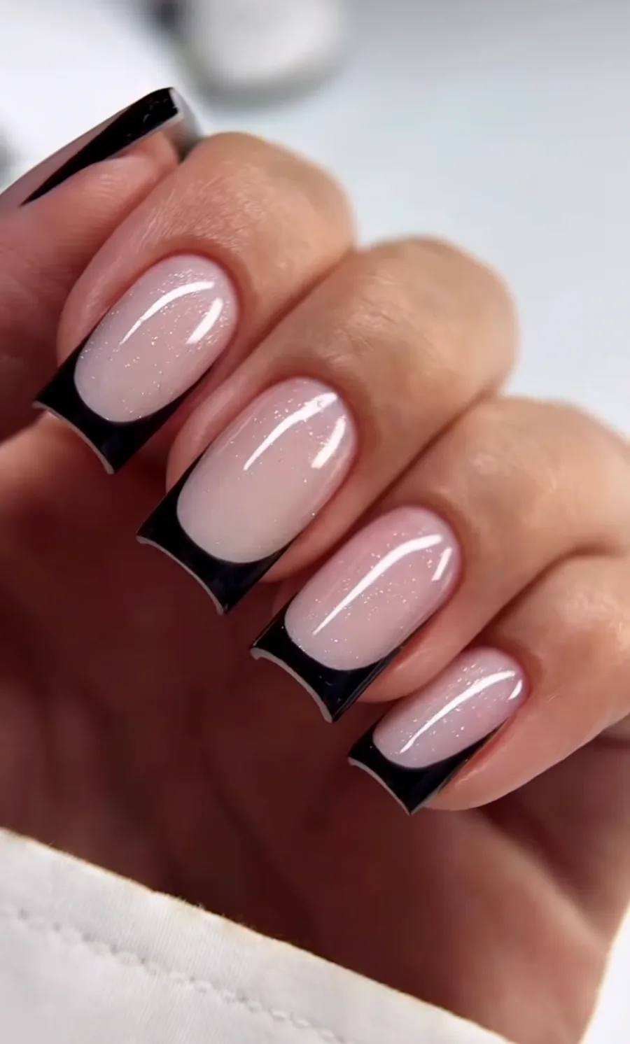 French noire brillante sur ongles longs
