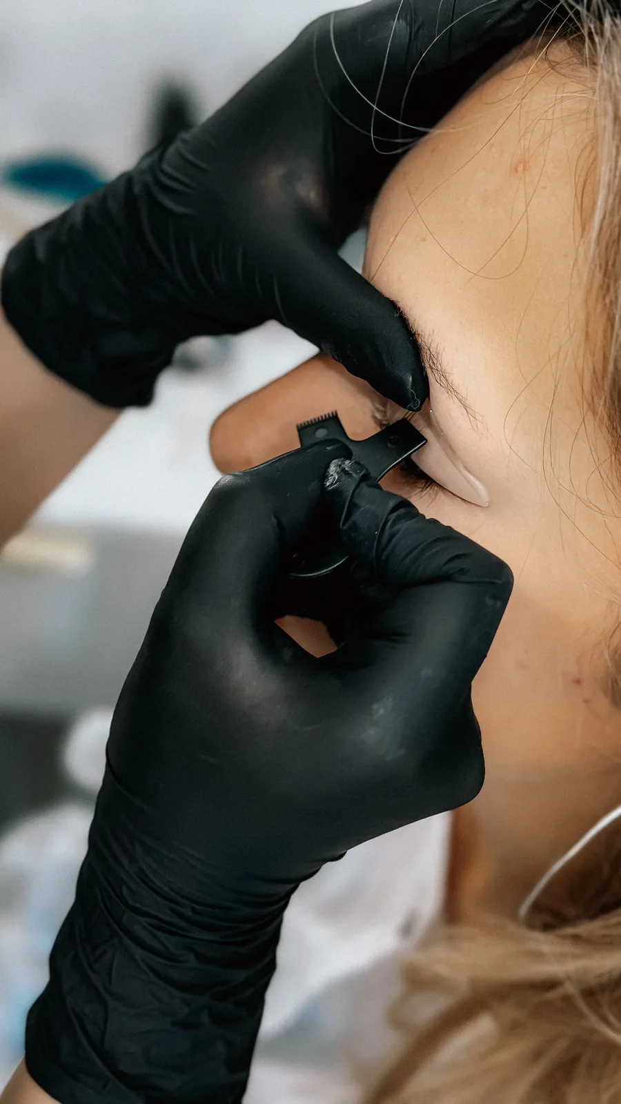 Micropigmentation des sourcils en cours, travail au pigment