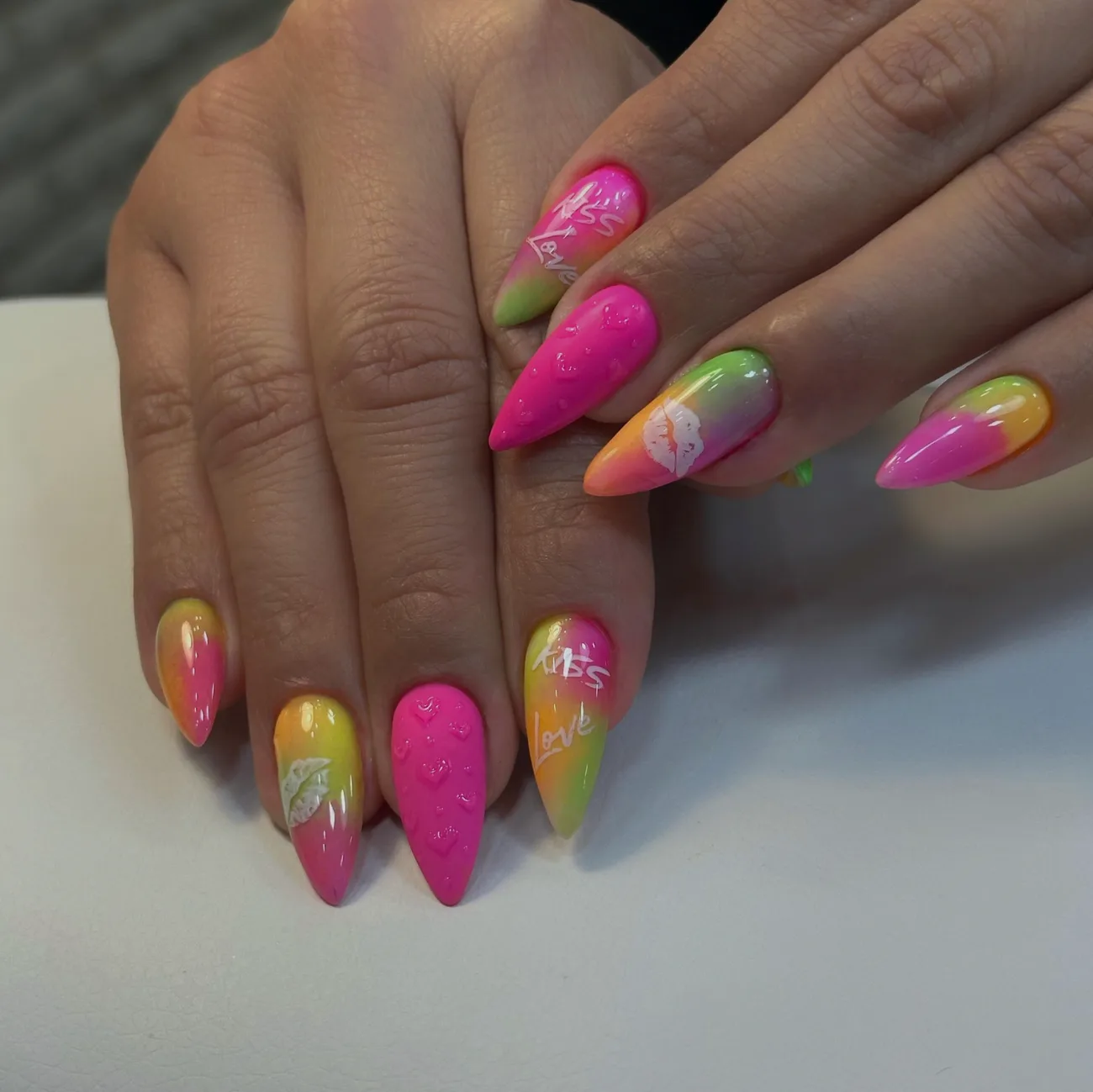 Nail art coloré en dégradé rose, vert et jaune